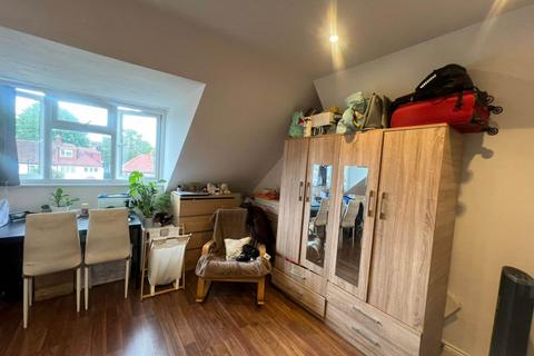 Studio to rent, Gunnersbury Avenue, Acton