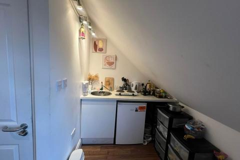 Studio to rent, Gunnersbury Avenue, Acton