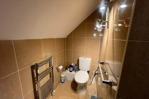 Studio to rent, Gunnersbury Avenue, Acton