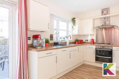 6 Knoll Close, Greenfield, Oldham, OL3 7FJ