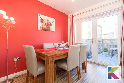 6 Knoll Close, Greenfield, Oldham, OL3 7FJ