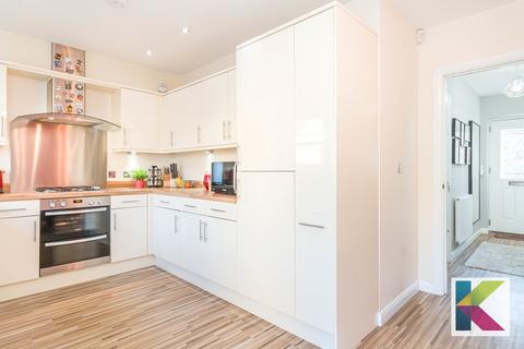 6 Knoll Close, Greenfield, Oldham, OL3 7FJ