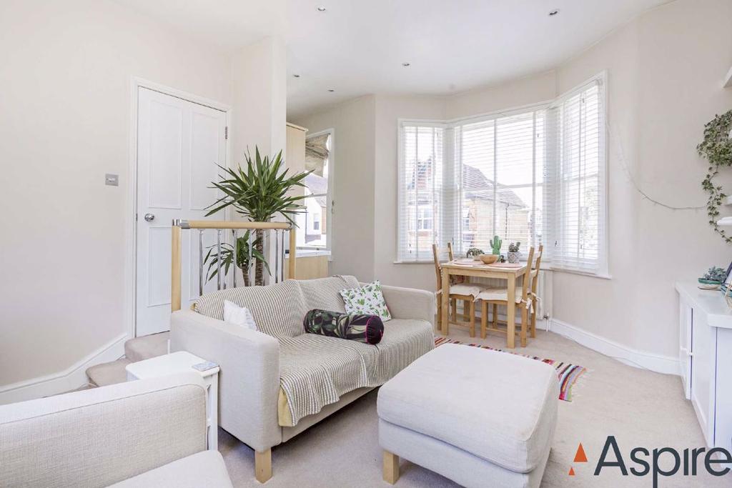 Laitwood Road, Balham 2 bed flat £1,700 pcm (£392 pw)