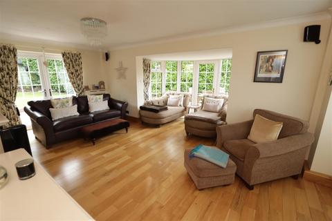 21 Great Oaks, Hutton, Brentwood, CM13 1AZ