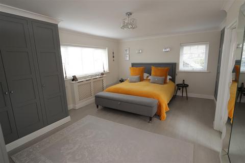 21 Great Oaks, Hutton, Brentwood, CM13 1AZ