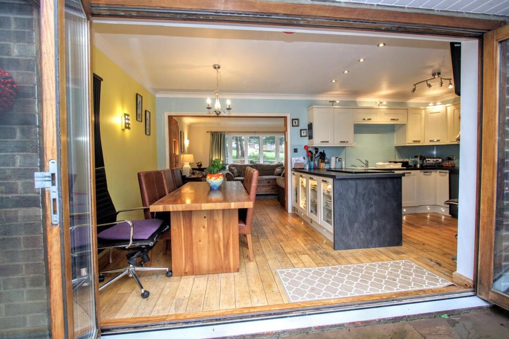 Open plan kitchen/diner