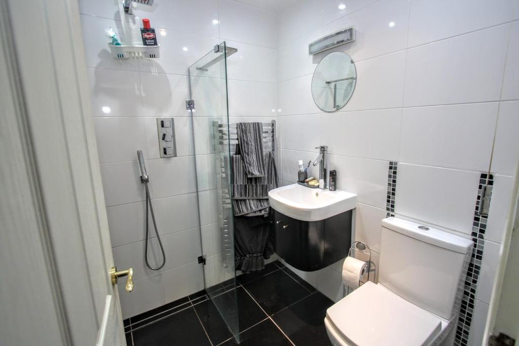 En suite wet room