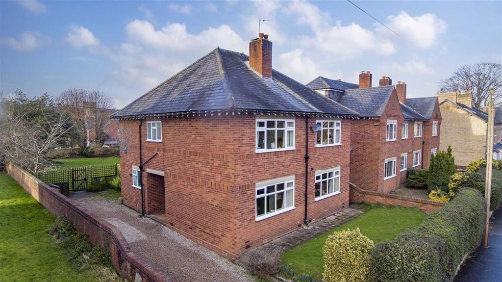 Queens Road, Oswestry 4 bed detached house £445,000