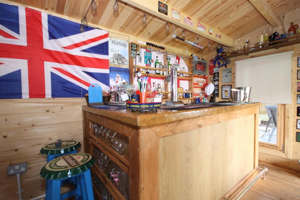 Summerhouse/lodge with bar