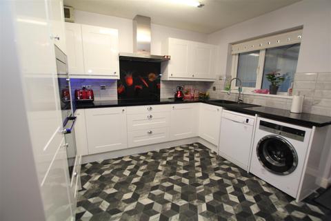 25 Leys Close, Thackley, Bradford, BD10 8NJ