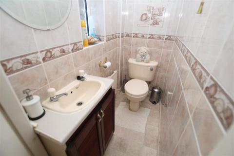 25 Leys Close, Thackley, Bradford, BD10 8NJ