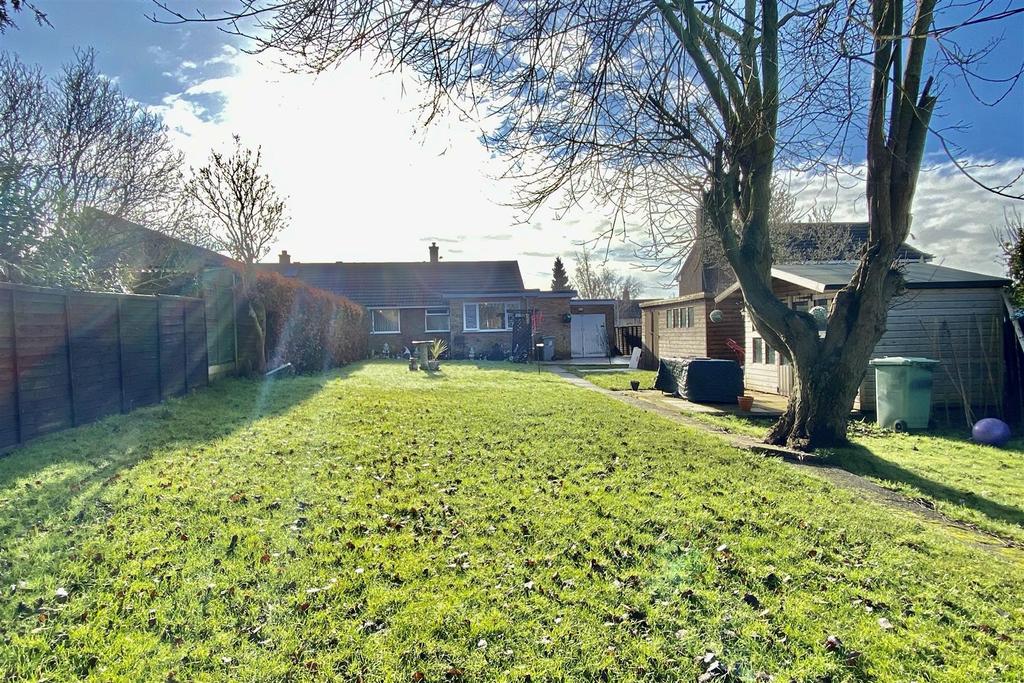Saltersford Grove, Grantham 2 bed semidetached bungalow £190,000