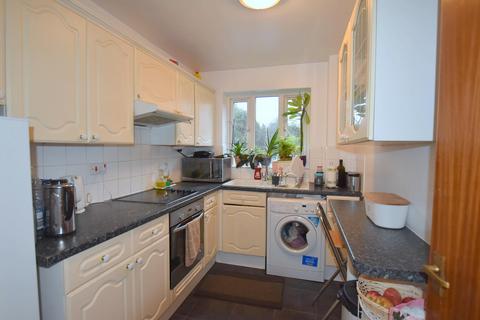 2 bedroom flat to rent, Lyonsdown Road, Barnet EN5