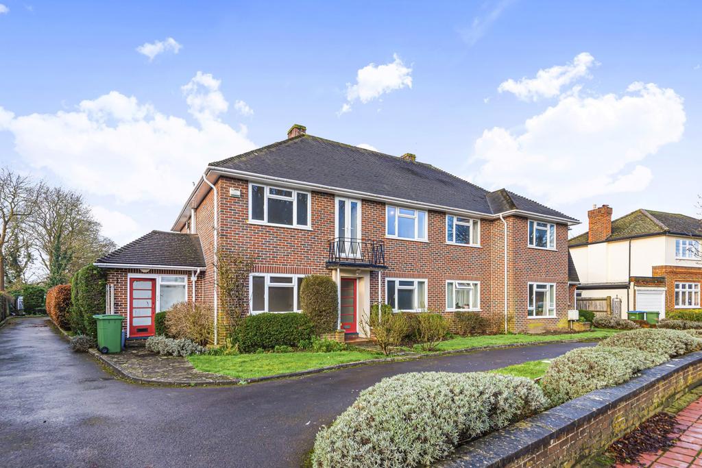 Parkwood Avenue, Esher, KT10 2 bed ground floor flat £1,495 pcm (£345 pw)