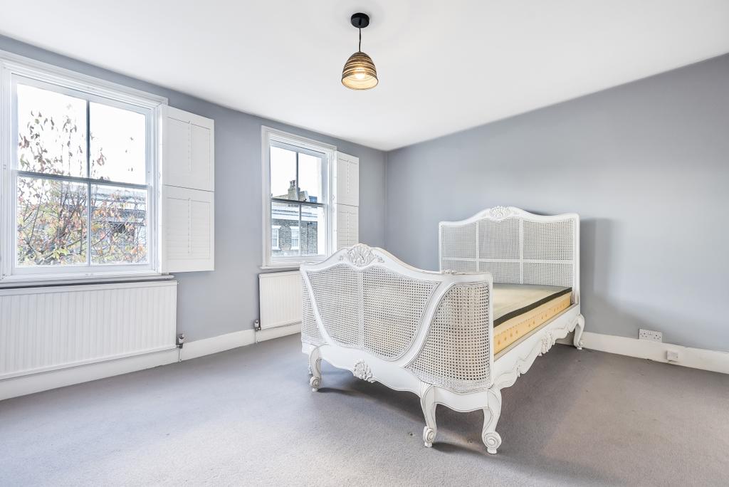 Simpson Street Battersea SW11 2 bed flat £1,900 pcm (£438 pw)