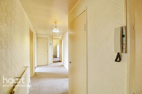 6 Priory Close, London, E18 2QT