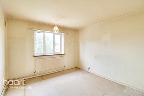 6 Priory Close, London, E18 2QT