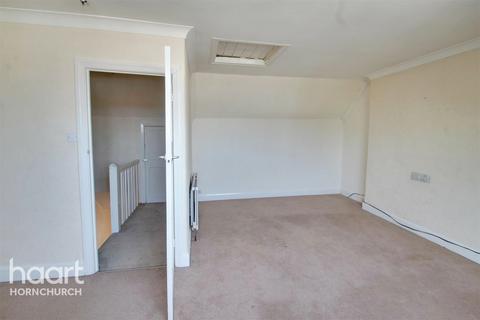 1a Broadway Parade, Hornchurch, RM12 4RS
