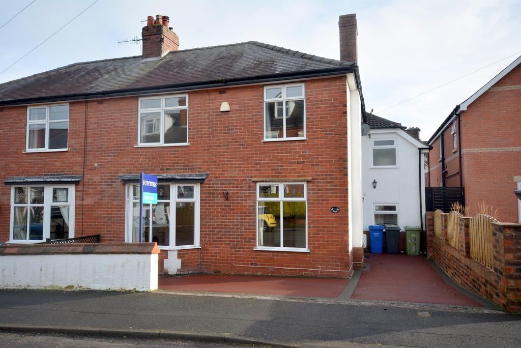 Avondale Road, Chesterfield, S40 4TF 4 bed semidetached house £300,000