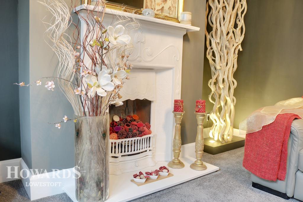 Monckton Crescent, Lowestoft 3 bed semidetached house £290,000