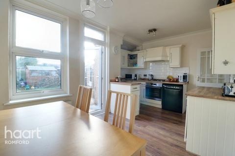 6 Shaftesbury Road, Romford, RM1 2QH