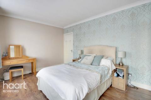 6 Shaftesbury Road, Romford, RM1 2QH