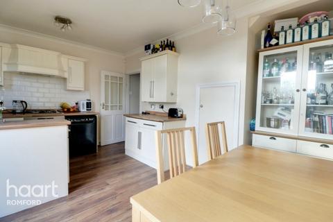 6 Shaftesbury Road, Romford, RM1 2QH