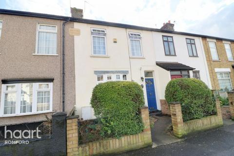 6 Shaftesbury Road, Romford, RM1 2QH