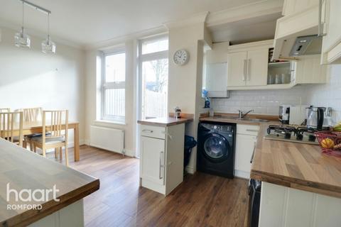 6 Shaftesbury Road, Romford, RM1 2QH