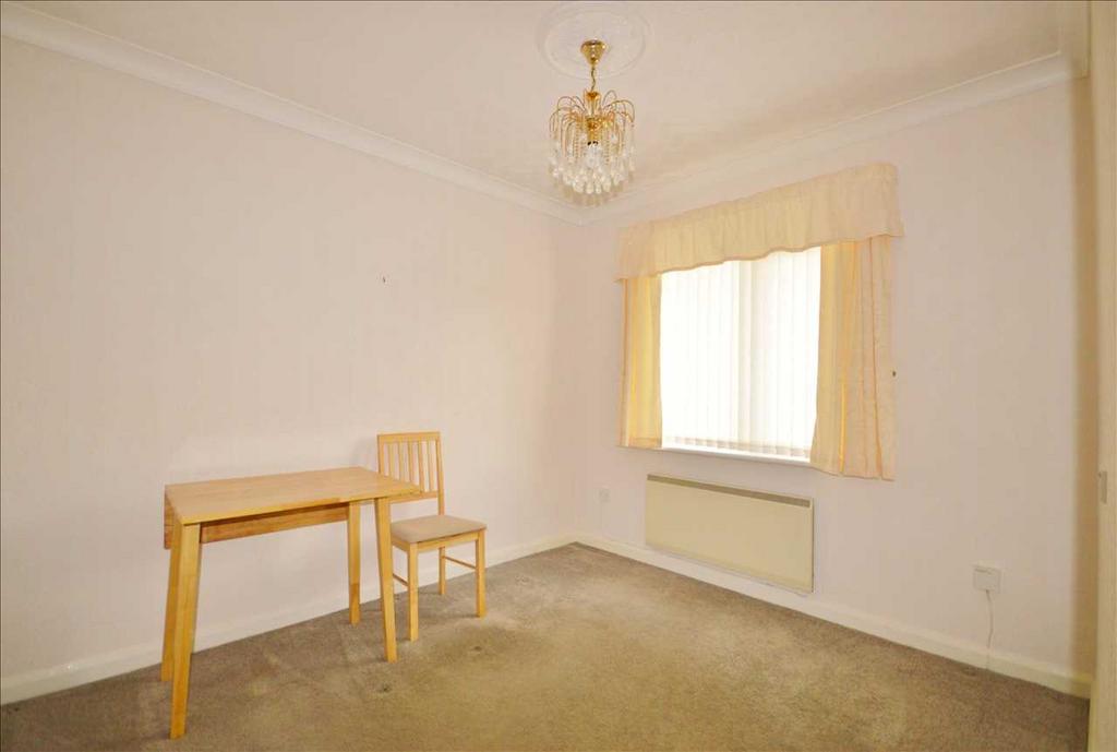 Bedroom 2/Dining