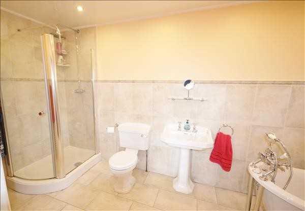En suite bath/shower