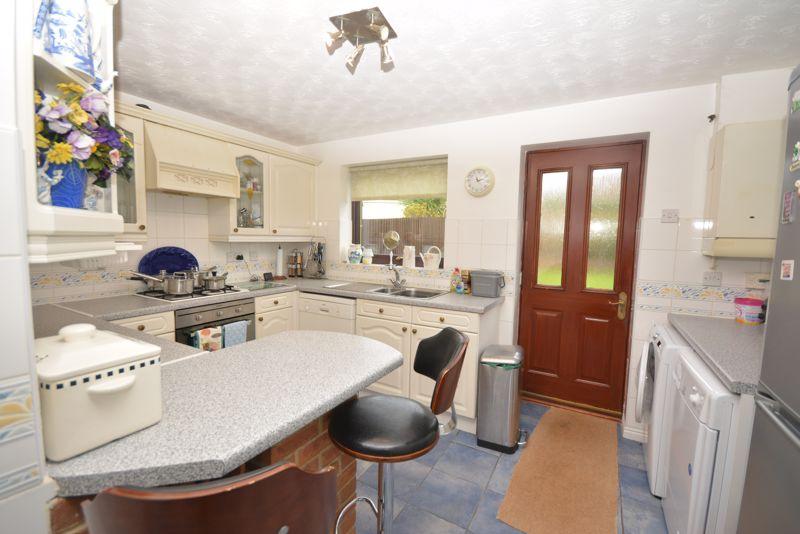 17 Rowan Tree Close, Bryncoch, Neath, SA10 7SJ 4 bed detached house £