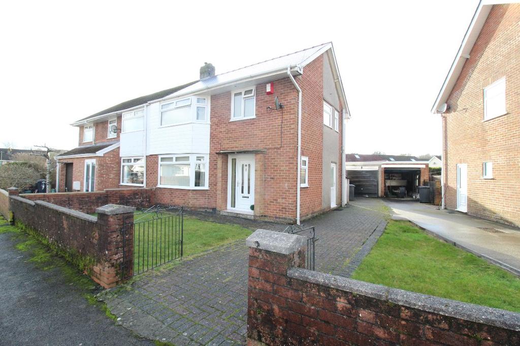 Meadow Crescent, Scwrfa, Tredegar 3 bed semidetached house £185,000