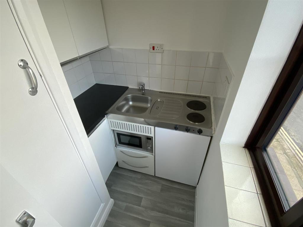 395, Canterbury Street, Gillingham 1 bed flat £495 pcm (£114 pw)
