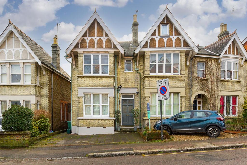 Fengates Road, Redhill 3 bed house £600,000