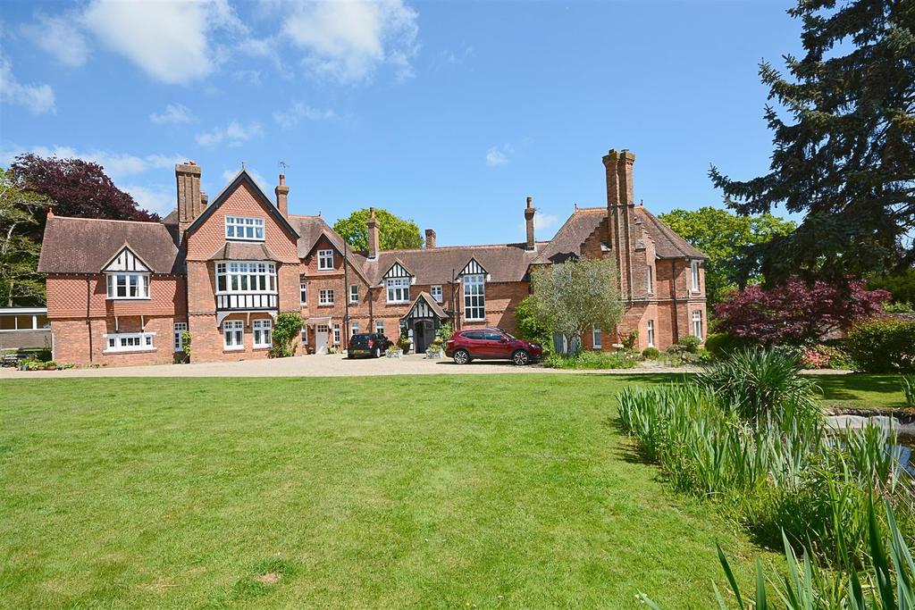 Wheel Lane Westfield 1 bed flat £215,000