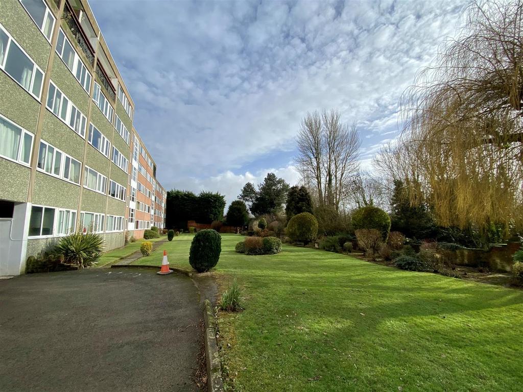 Coton Manor, Berwick Road, Shrewsbury 2 bed apartment £595 pcm (£137 pw)