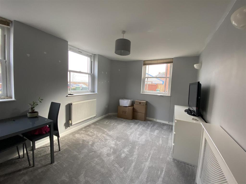 Lower Denmark Road, Ashford 2 bed terraced house £850 pcm (£196 pw)