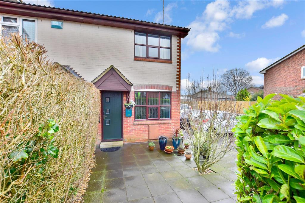 St. Andrews Close, Paddock Wood, Kent 2 bed end of terrace house £265,000
