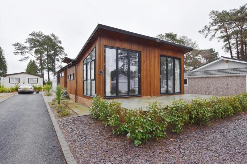 Lone Pine Park Ferndown BH22 8NL 2 bed detached house £350,000