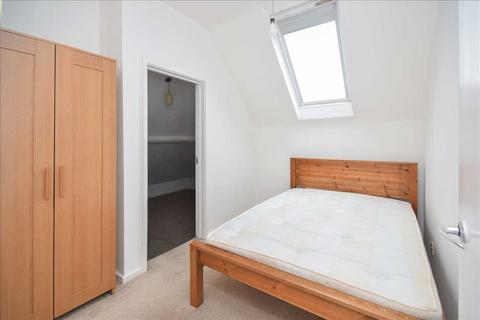 2 bedroom apartment to rent - Melbury Gardens, Raynes Park