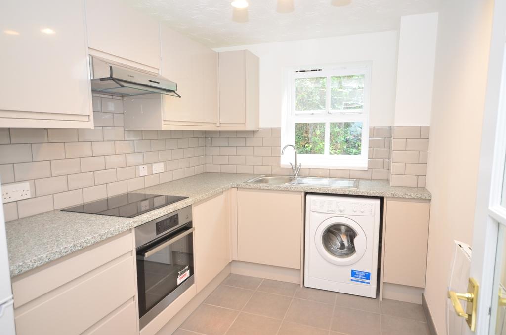 Harriet Drive Rochester ME1 2 bed apartment £995 pcm (£230 pw)