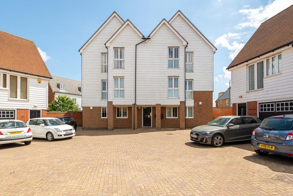 Bluebell Drive, Sittingbourne, Kent... 2 bed penthouse £950 pcm (£219 pw)