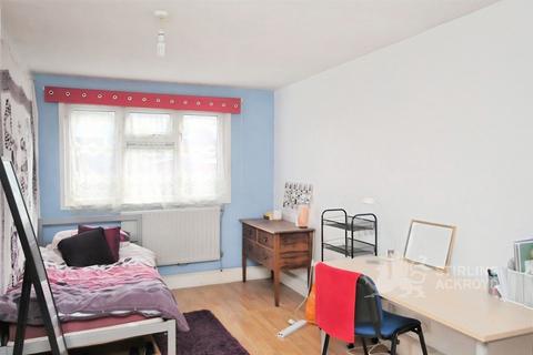 3 bedroom apartment to rent, Park Barn Drive, Guildford, Surrey, GU2