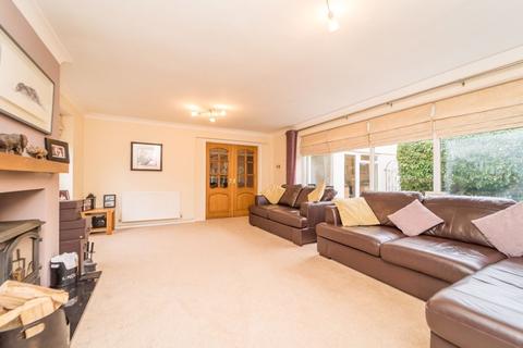 9 Dippons Drive, Tettenhall Wood, Wolverhampton, WV6 8HJ