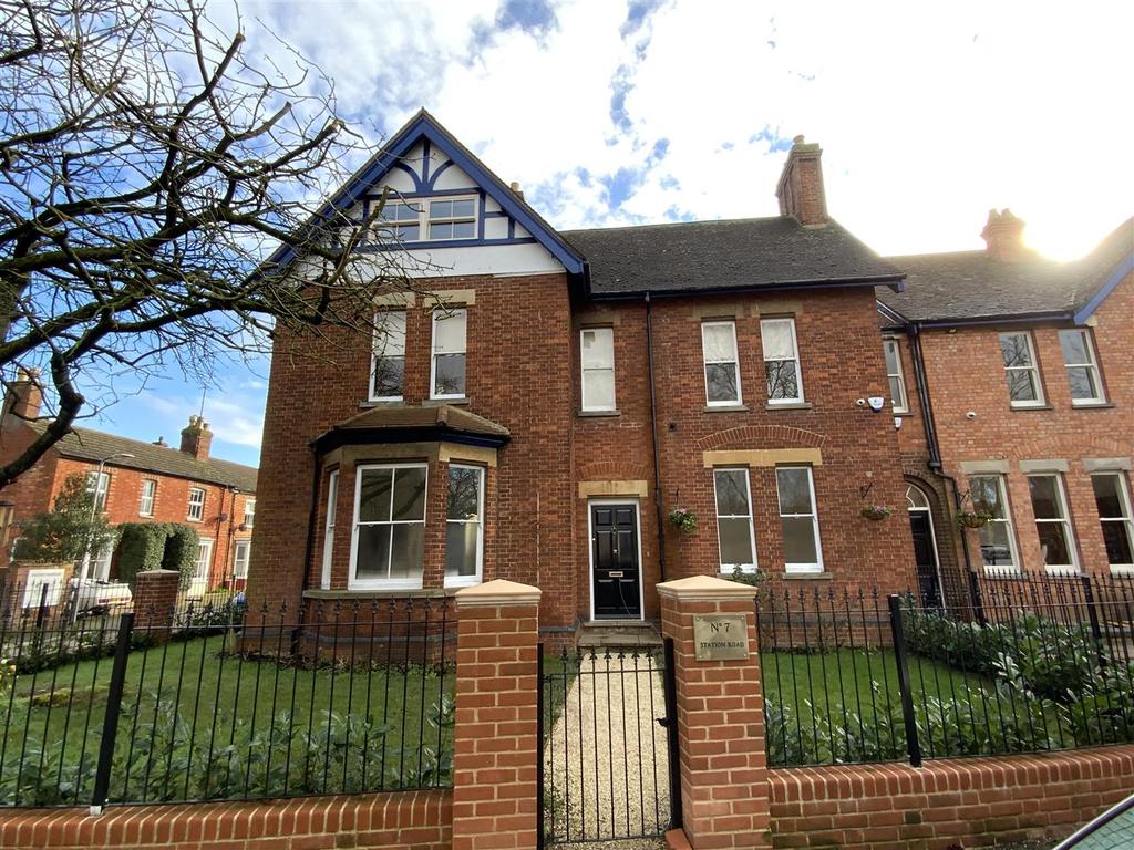 Station Road, Newport Pagnell 5 bed end of terrace house £800,000