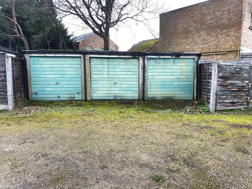 Alexandra Avenue, Luton, LU3 Garage £10,000