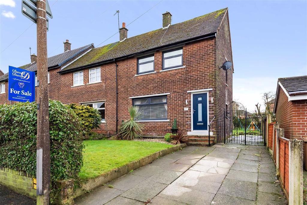 London Fields, Billinge, Wigan, WN5 2 bed end of terrace house £145,000