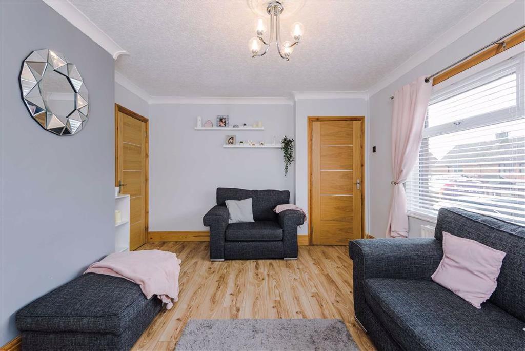 London Fields, Billinge, Wigan, WN5 2 bed end of terrace house £145,000