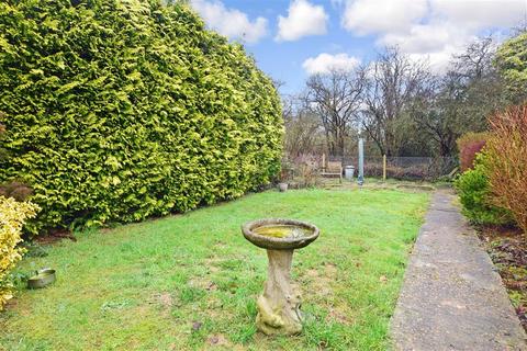 14 Meadowlands, Oxted, RH8 9BG